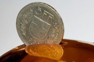 How Immigrants Can Start Saving Money in the United States (Beginner Guide)